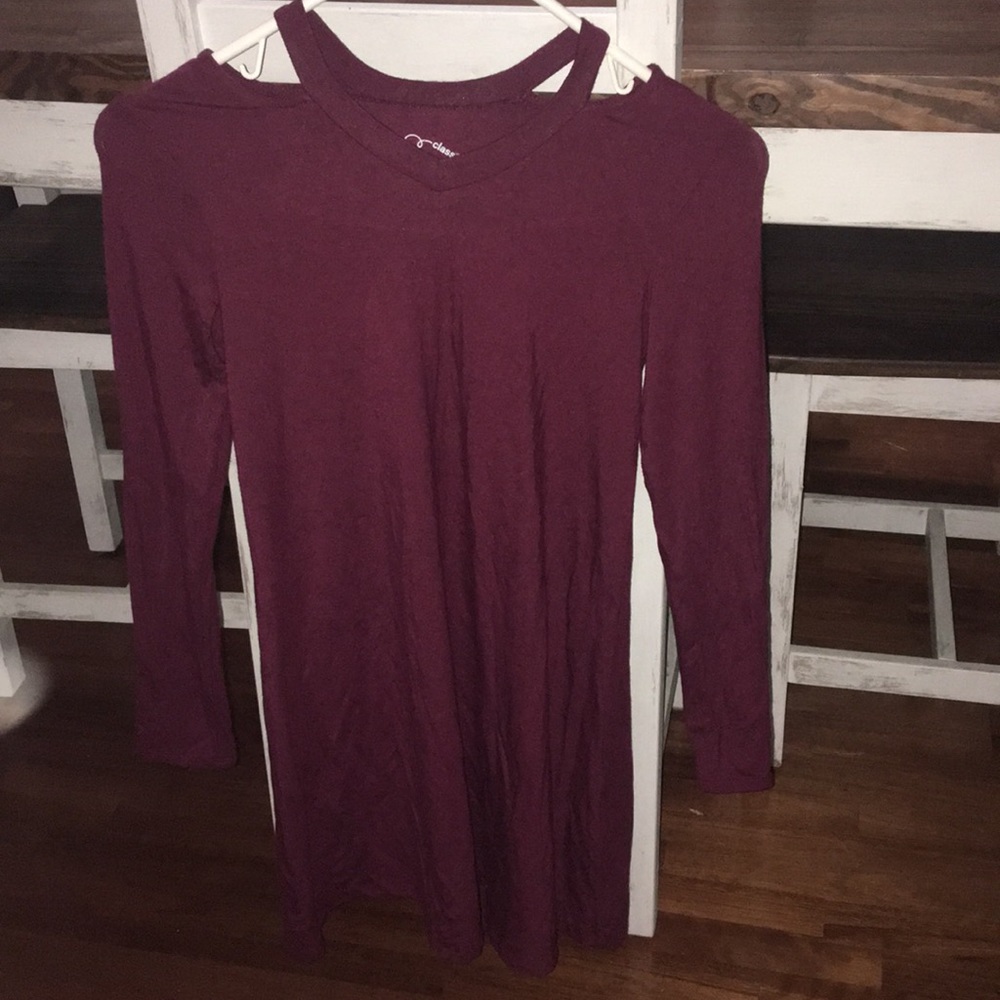 Cute maroon dress.